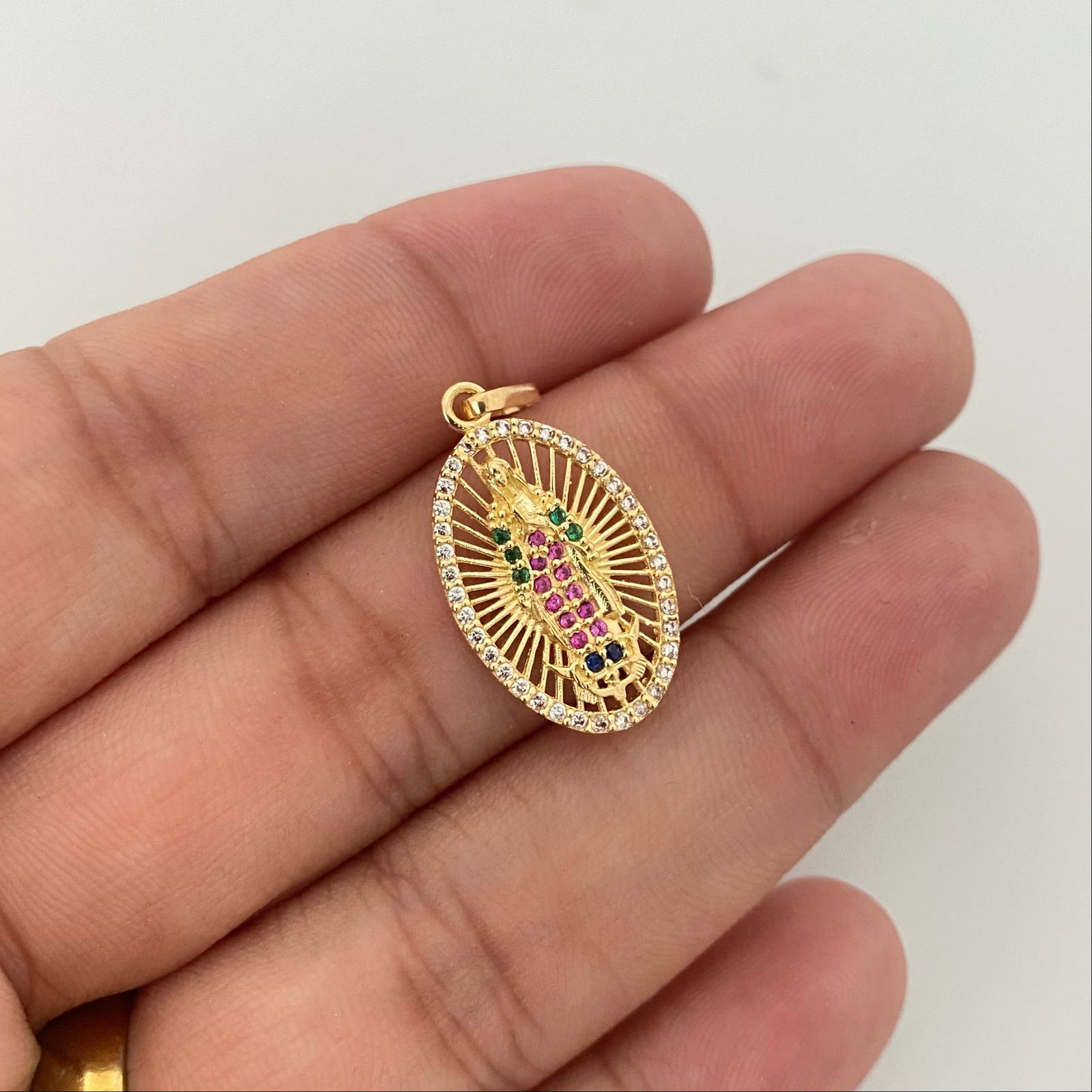 Dije guadalupe colores ovaladada Oro amarillo 18k 1,90 Gr / 2,6 Cm