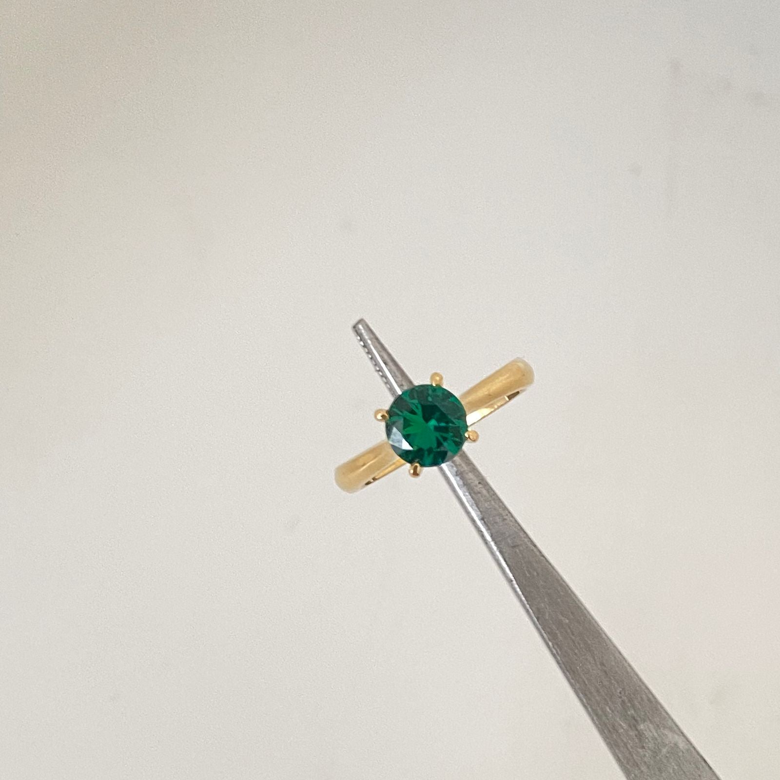 Anillo solitario con circon verde (POR FABRICACION)  Oro amarillo 18k / Talla 7 1/2 / 2,85 Gr