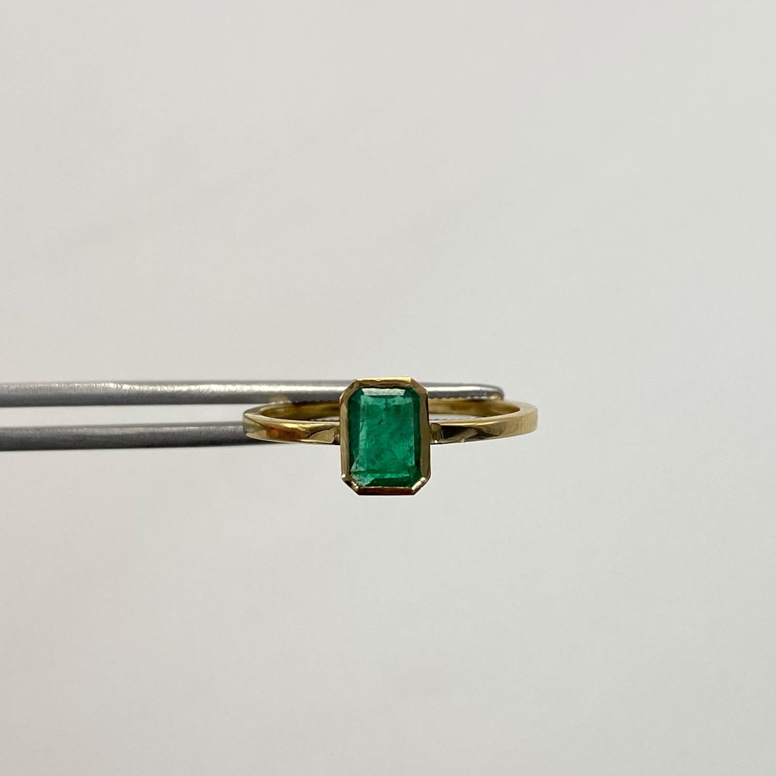 Anillo solitario esmeralda bisel 0.45qt Oro amarillo / Talla 7 3/4 / 2,1 Gr