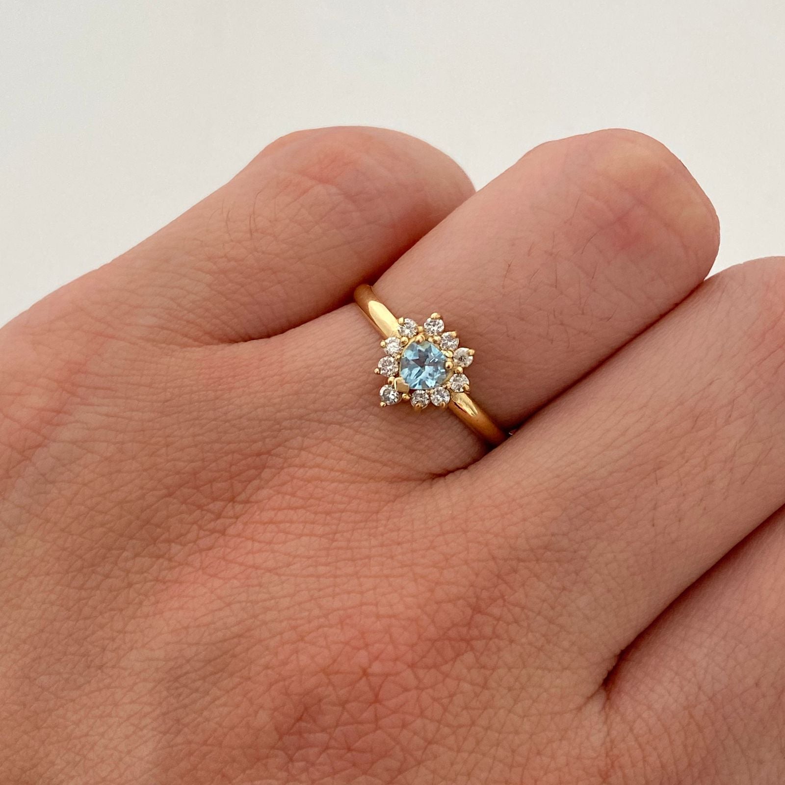 Anillo con topacio y diamantes de 20pts  Oro amarillo 18k / Talla 6 1/4 / 1,85 Gr