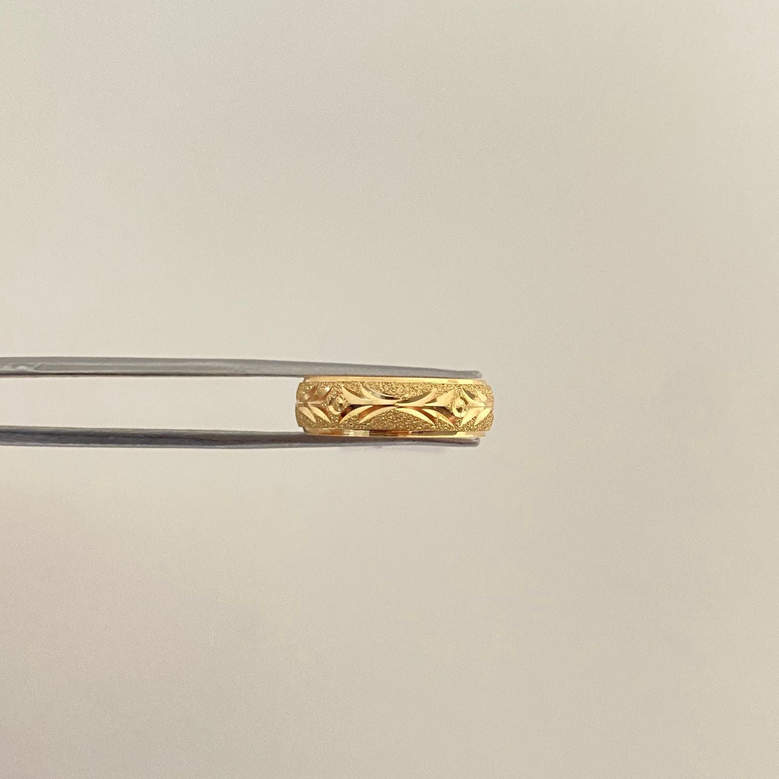 Anillo argolla fondo mate grabado espigas Oro amarillo 18k / Talla 8 1/2 / 3,4 Gr