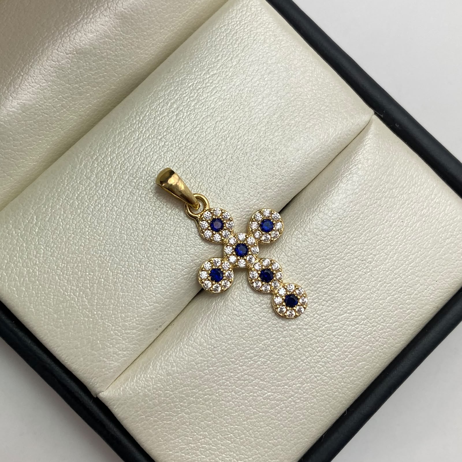 Dije cruz circulos circones azul oscuro y blancos Oro amarillo 18k 2,20 Gr / 16,6 mm / 3 Cm