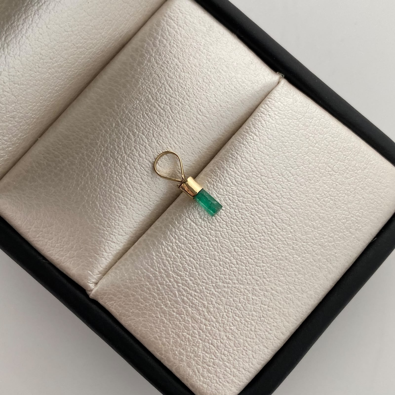 Dije Canutillo de Esmeralda Oro amarillo 18k 0,15 Gr / 1,9 mm / 1,1 Cm