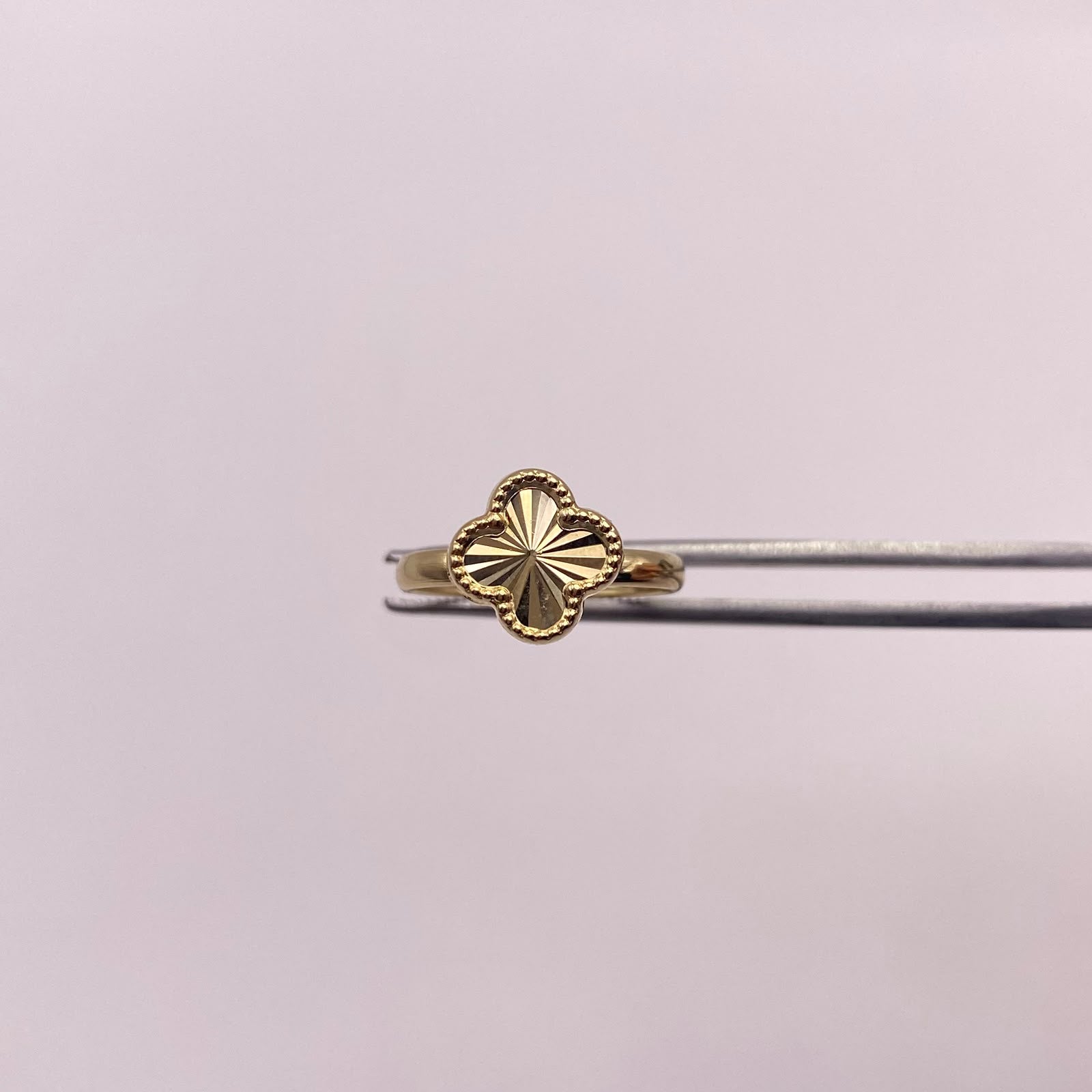 Anillo trebol diamantado Oro amarillo 18k / Talla 5 1/2 / 1 Gr / 2,15 mm