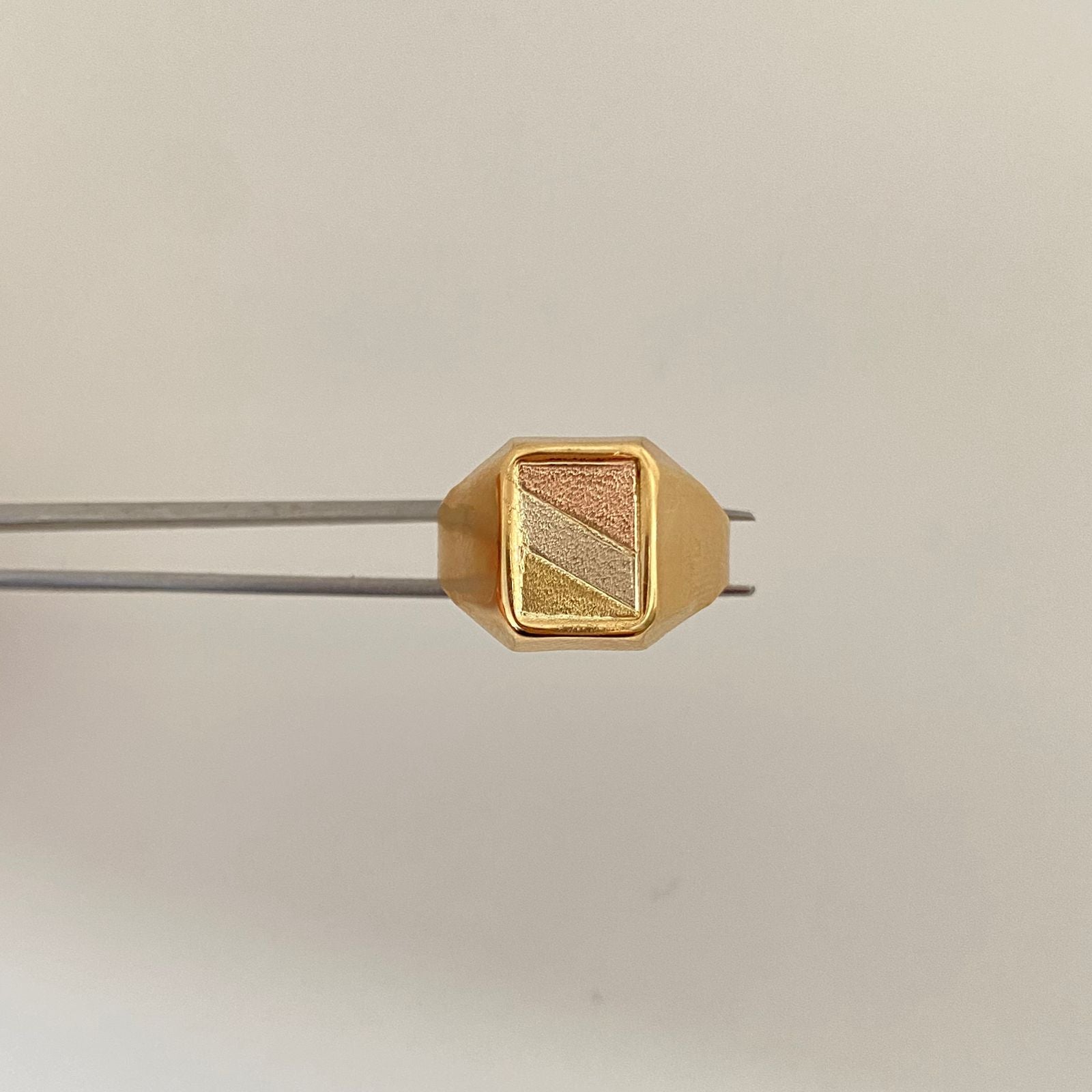 Anillo troquel centro grabado Tres oros 18k / Talla 9 1/4 / 3,3 Gr