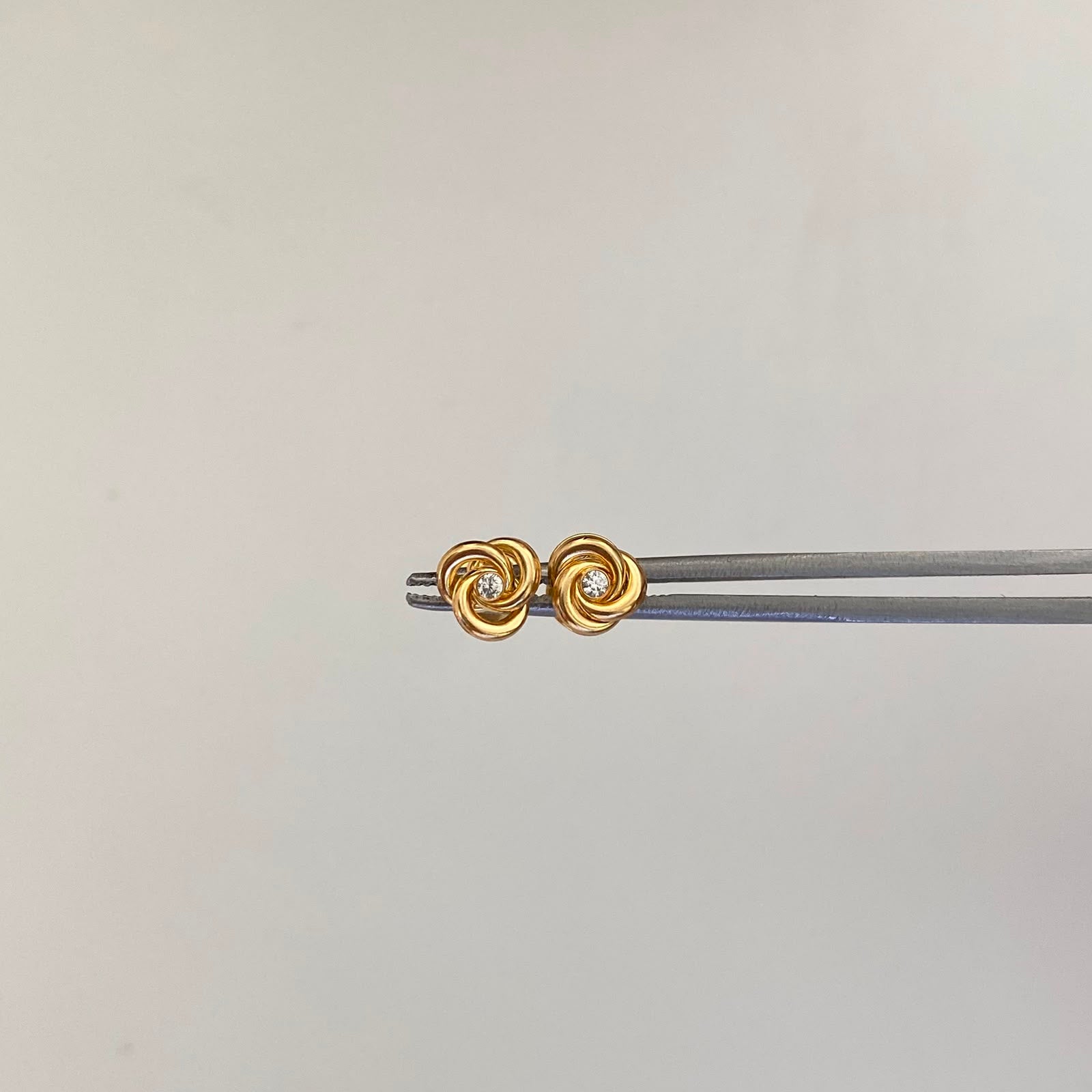 Topos Nudo Circon Oro amarillo 18k 0,7 Gr / 6,6 mm
