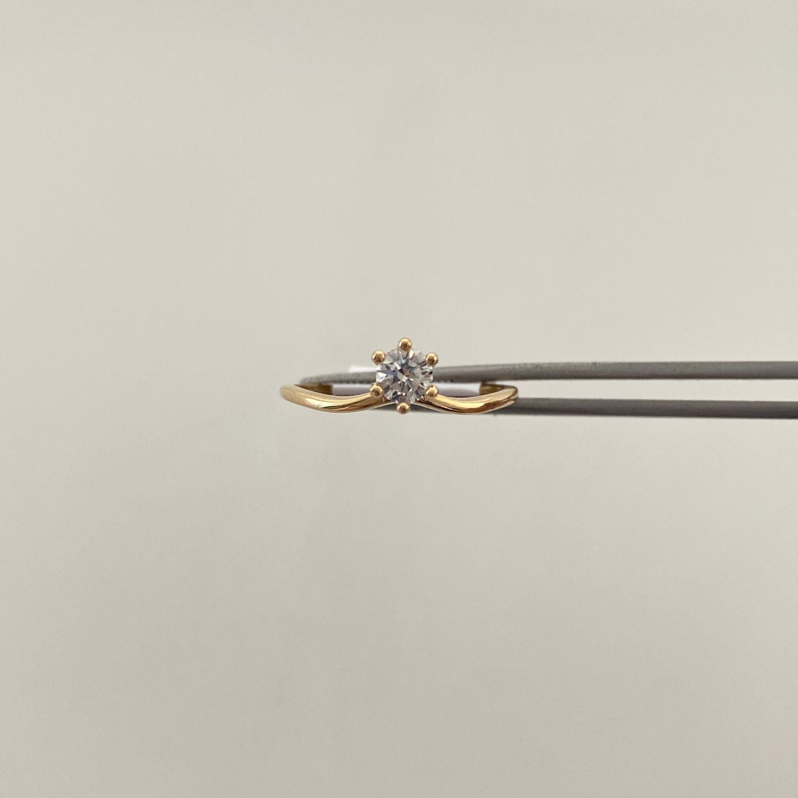 Anillo Solitario Circon Blanco Oro amarillo 18k / Talla 6 1/2 / 1,35 Gr / 1,1 mm