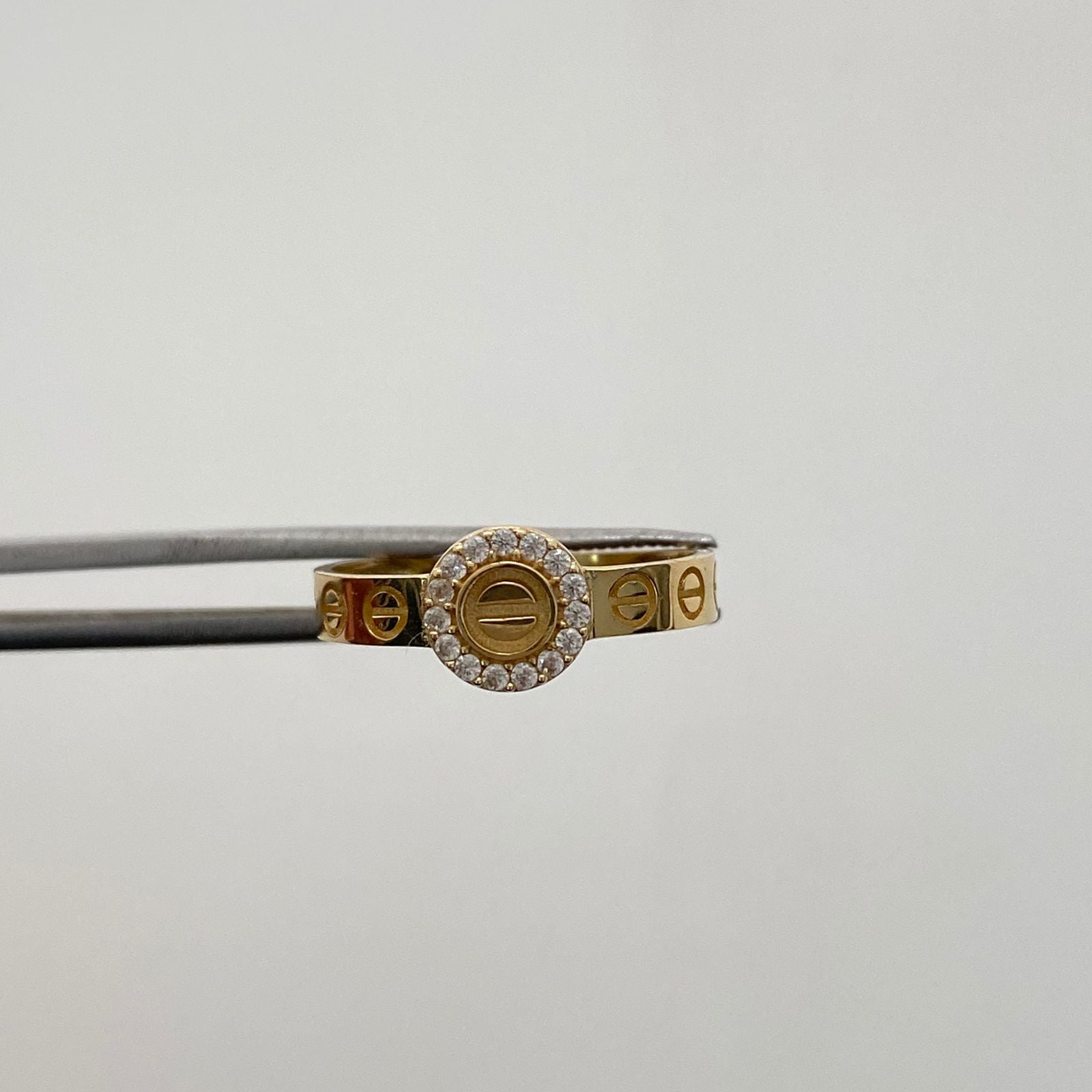 Anillo It circulo central y circones blancos Oro amarillo 18k / Talla 7 1/2 / +3 / 2 Gr
