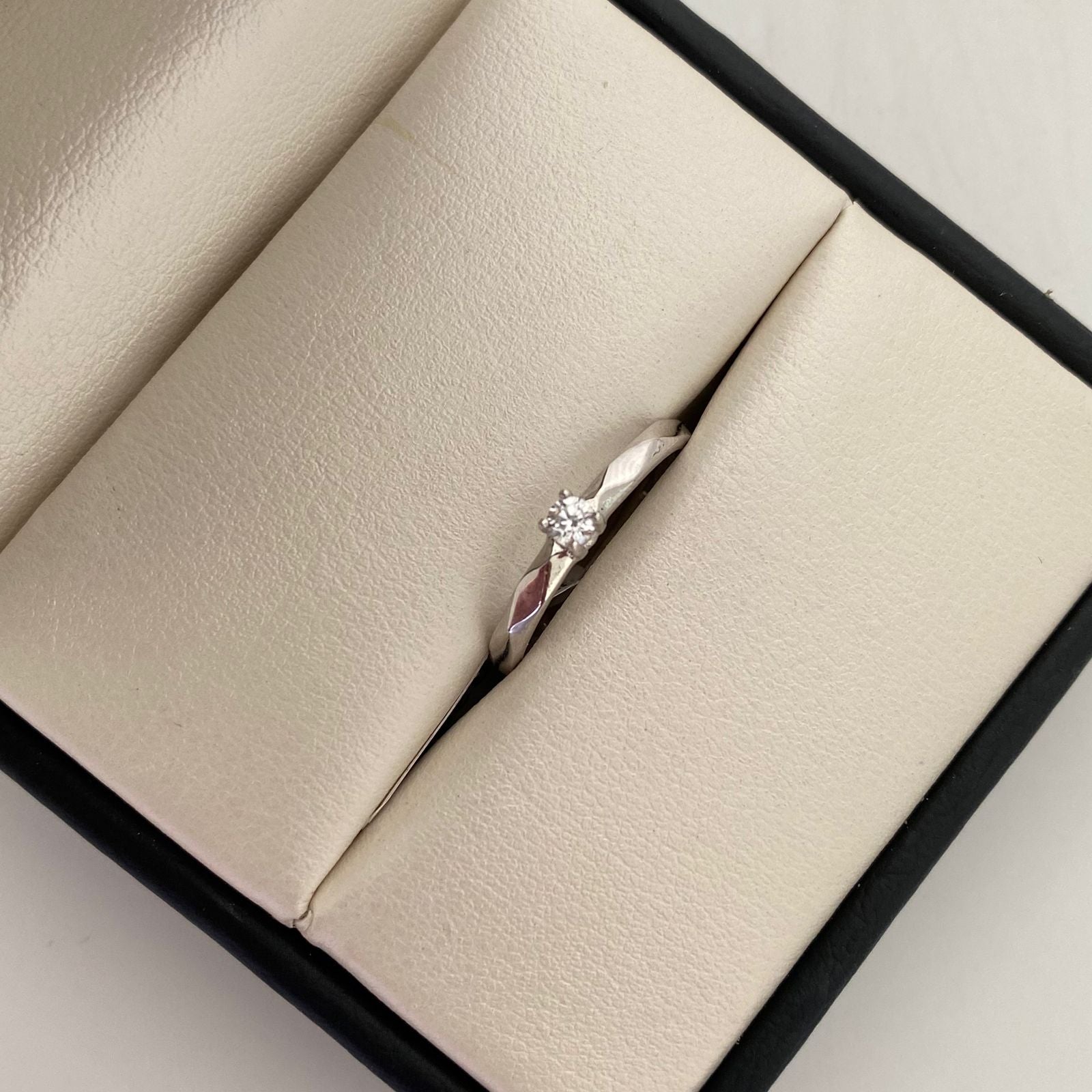Anillo Solitario Diamantado Oro blanco 18k / Talla 8 / 1,9 Gr / 2,3 mm