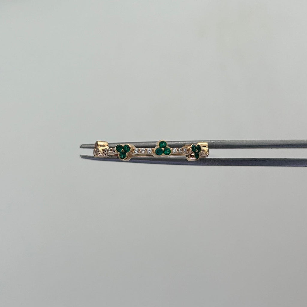Anillo Circones verdes y blancos trebol Oro amarillo 18k / Talla 6 1/2 / 1,35 Gr / 1,2 mm