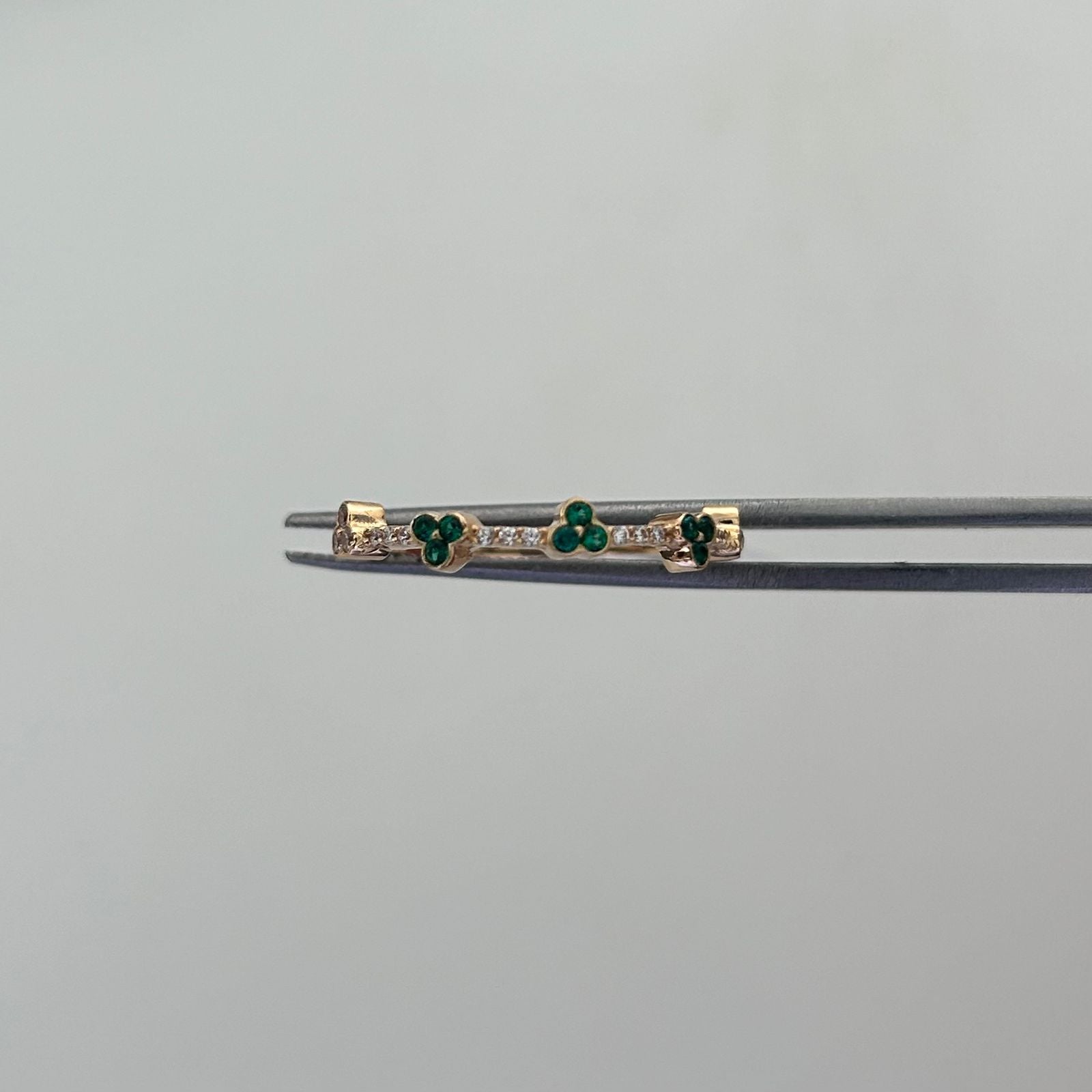 Anillo Circones verdes y blancos trebol Oro amarillo 18k / Talla 6 1/2 / 1,35 Gr / 1,2 mm