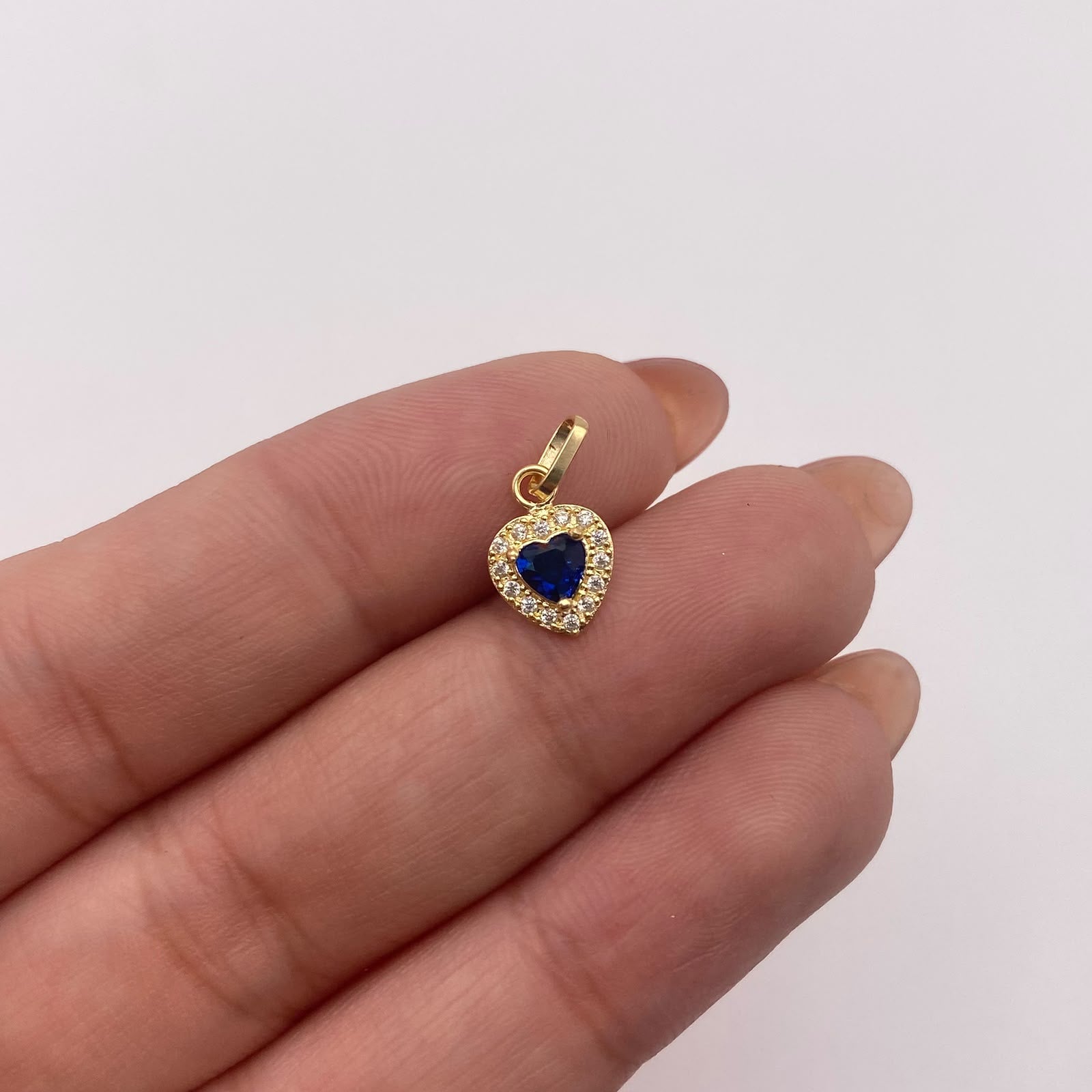Dije Corazon circones blacos y azul rey Oro amarillo 18k 0,65 Gr / 7,7 mm / 1,5 Cm