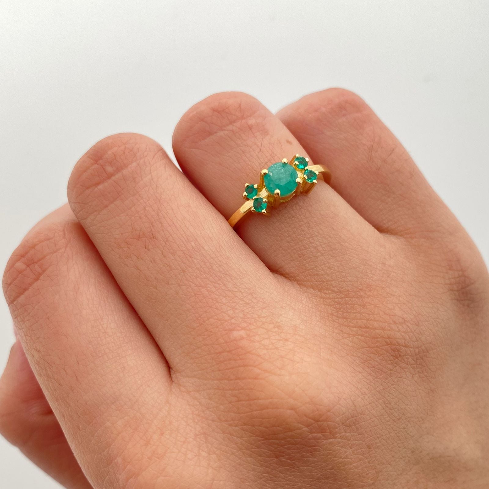 Anillo solitario centro y laterales esmeraldas Oro amarillo 18k / Talla 6 1/2 / 3,7 Gr