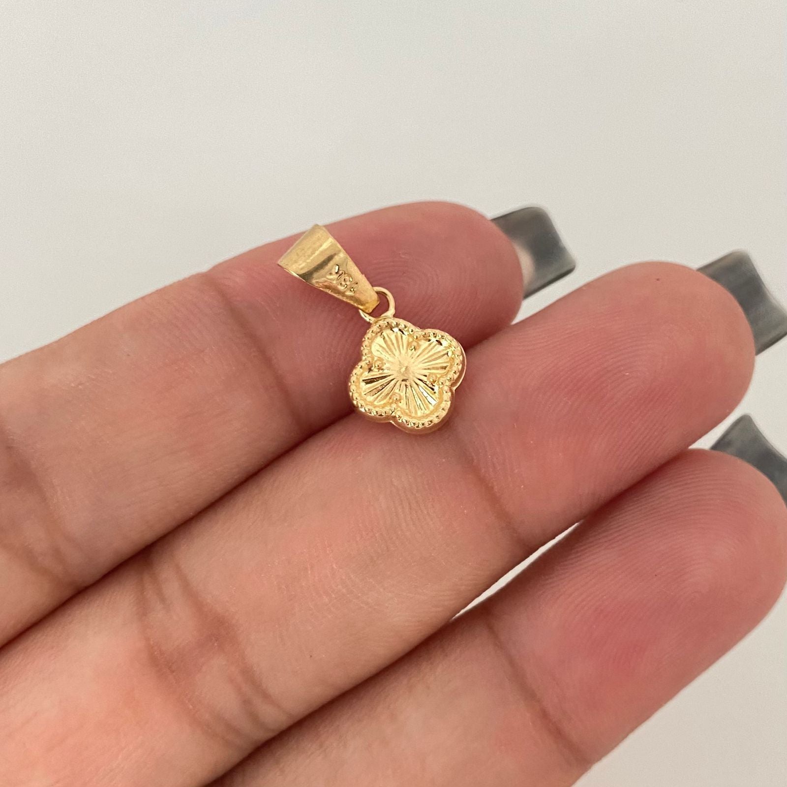 Dije trebol fondo diamantado borde punteado Oro amarillo 18k 0,55 Gr / 1,8 Cm