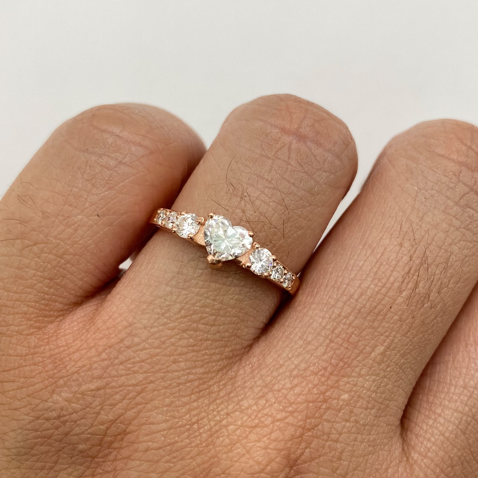 Anillo Solitario diamante corazon (POR FABRICACION) y diamantes laterales Oro rosa 18k / Talla 7 / 2,7 Gr / 2,6 mm
