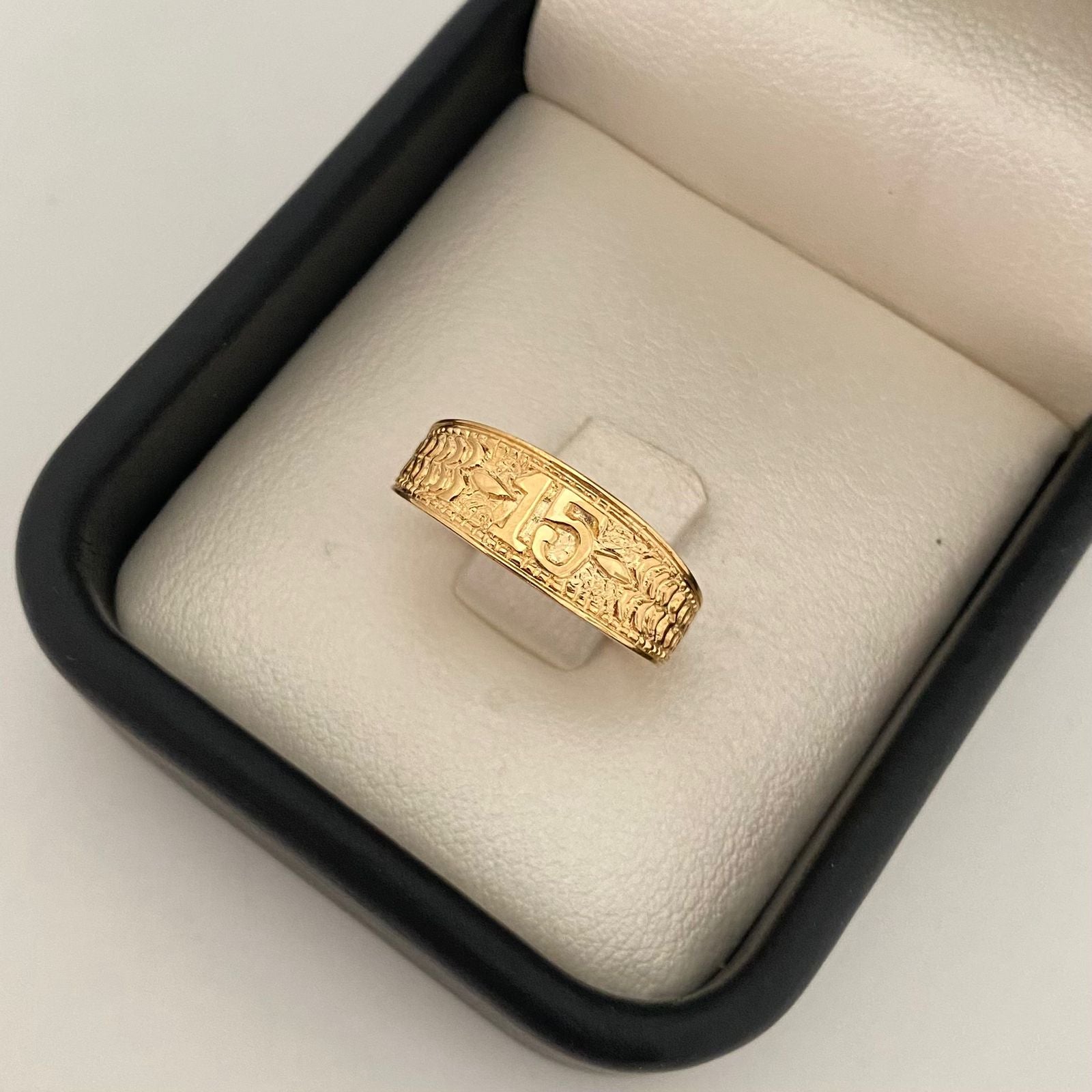 Anillo tallado 15´s Oro amarillo 18k / Talla 6 / 1,95 Gr