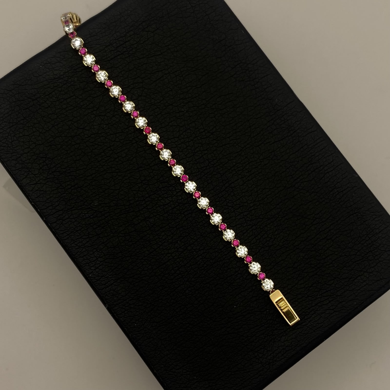 Pulso It circones fucsias y blancos Oro amarillo 18k 4,10 Gr / 3,1 mm / 17,5 Cm