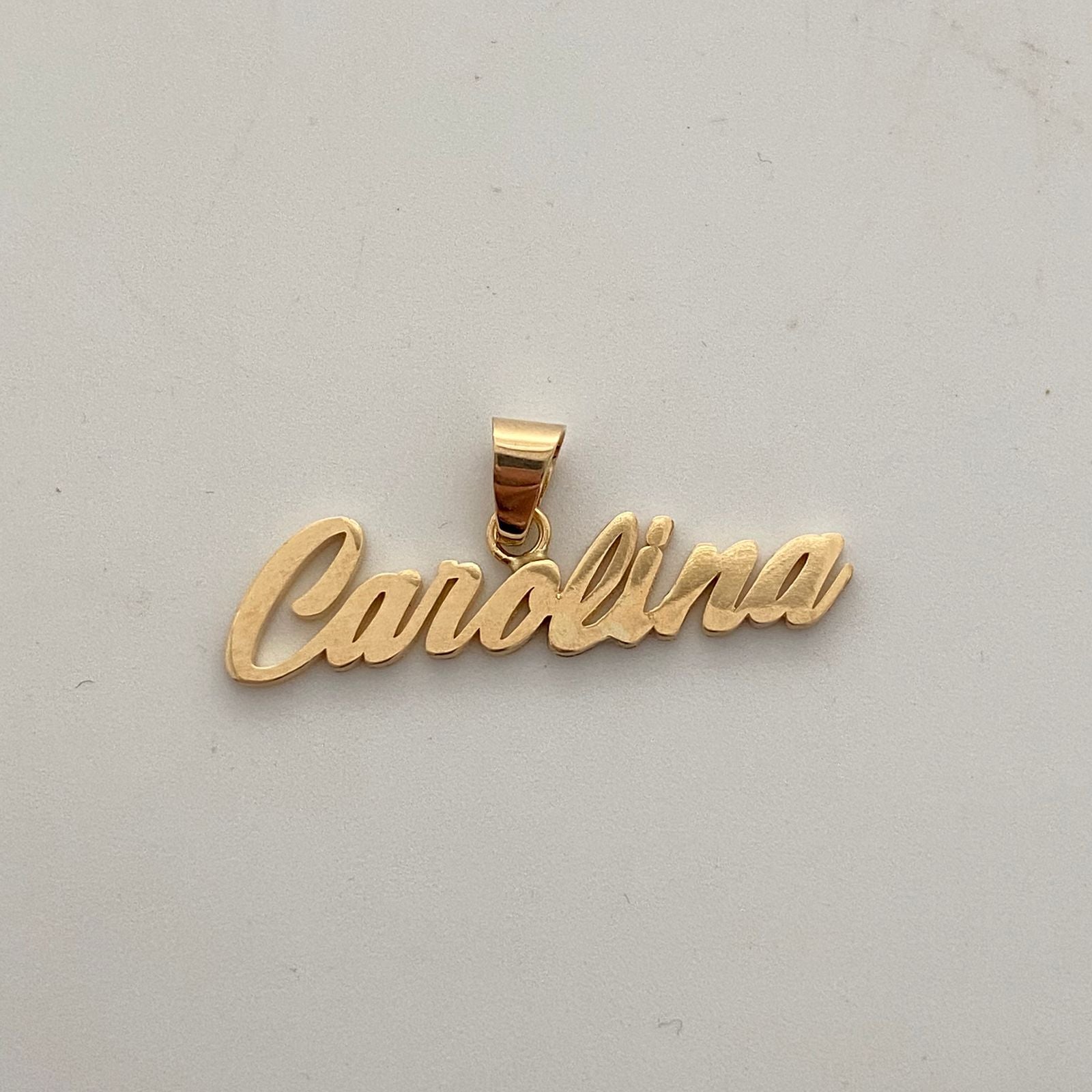 Herraje nombre Carolina (POR FABRICACION) Oro amarillo 18k 2,95 Gr / 3,4 Cm