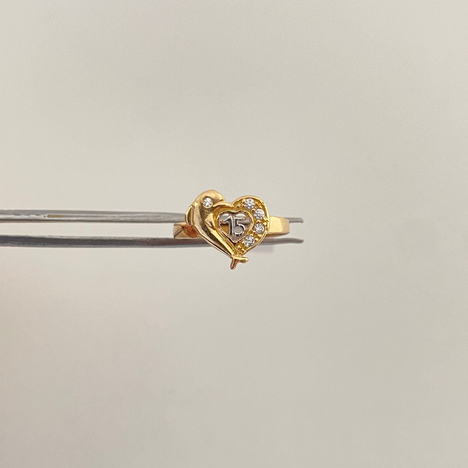 Anillo 15´s delfin formando corazon casting Oro amarillo y Oro blanco 18k / Talla 5 / 1,8 Gr