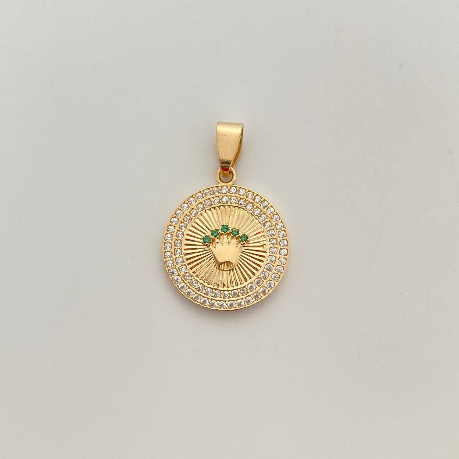 Dije corona rx con circones blancos y verde Oro amarillo 18k 3,3 Gr / 18,44 mm / 2,5 Cm