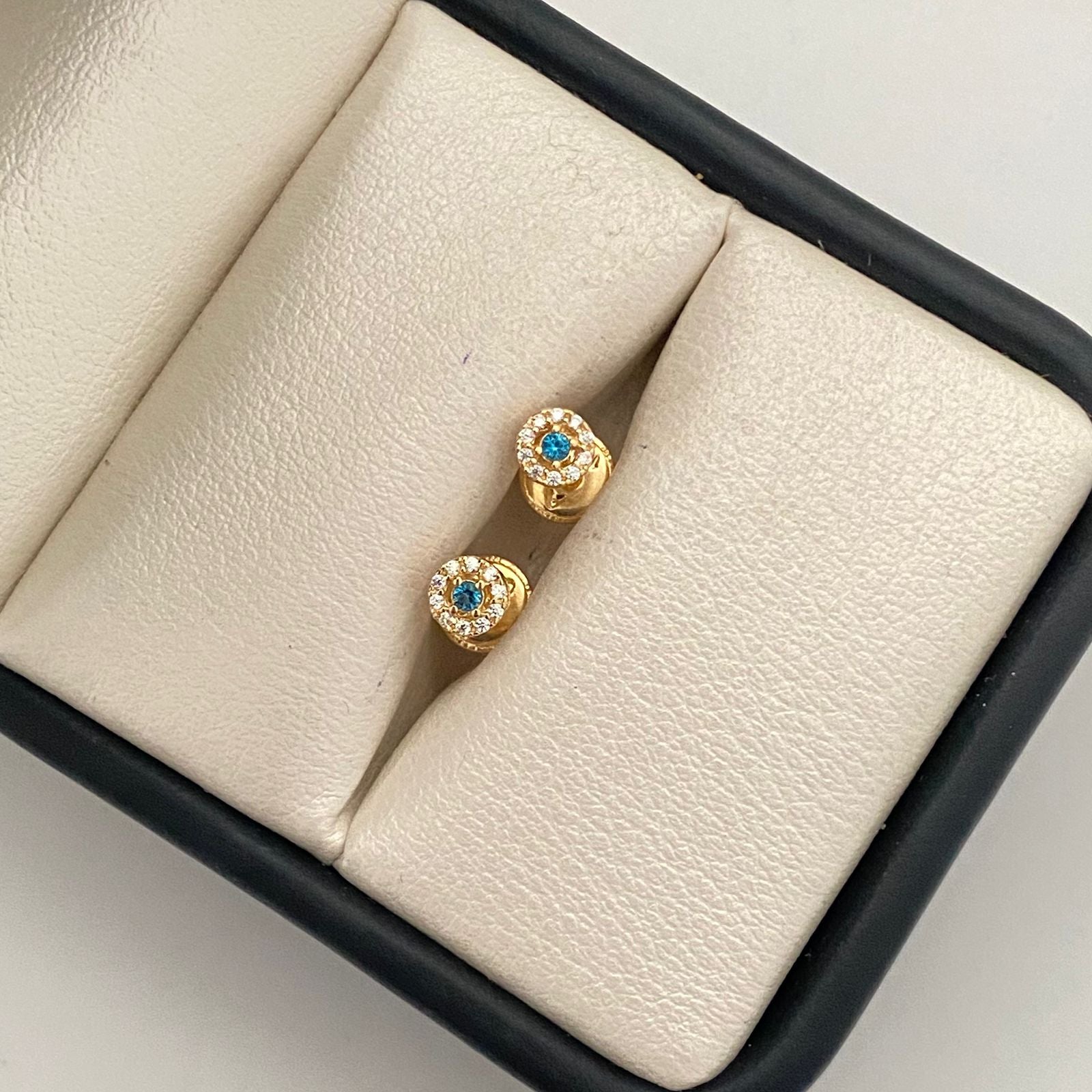 Topos mini fllor con circon azul celeste y blanco  Oro amarillo 18k 0,65 Gr / 4,1 mm