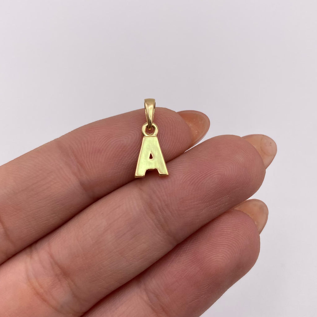 Dije letra A Oro amarillo 18k 0,65 Gr / 6,43 mm / 1,3 Cm