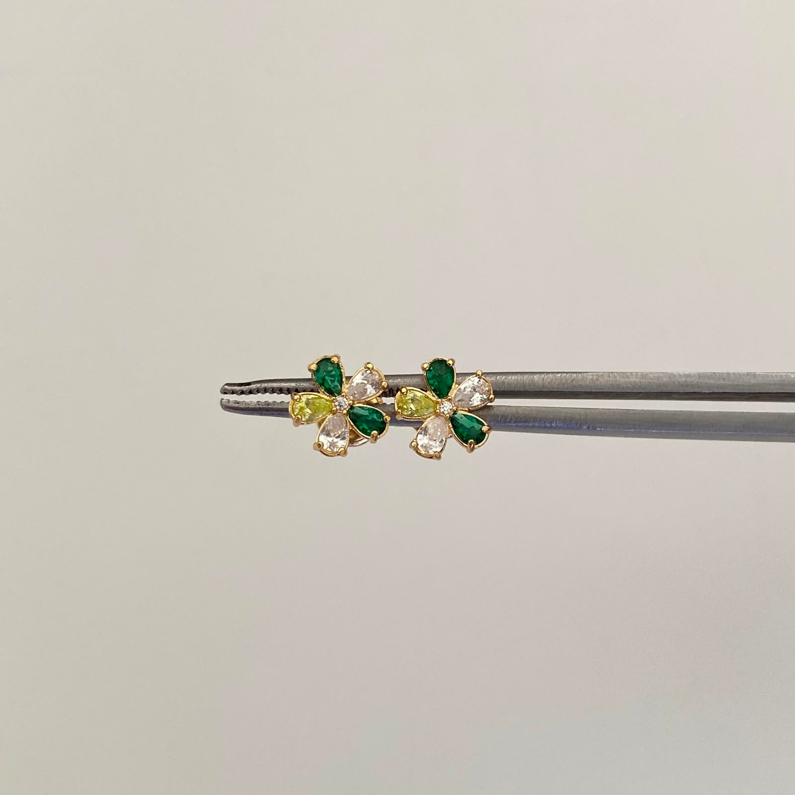 Topos Flor Casting Verde y Blanco Oro amarillo 18k 0,95 Gr / 7,9 mm