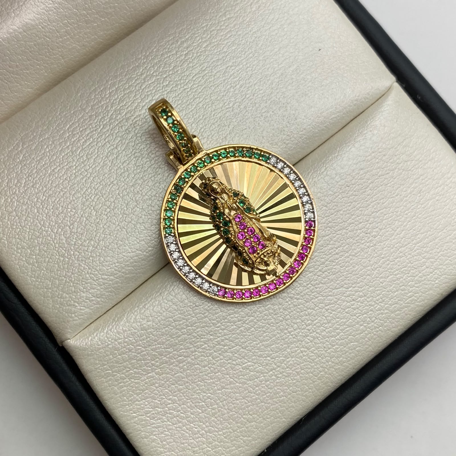 Dije virgen guadalupe ovalado circones multicolor Oro amarillo 18k 5,20 Gr / 22,10 mm / 3 Cm