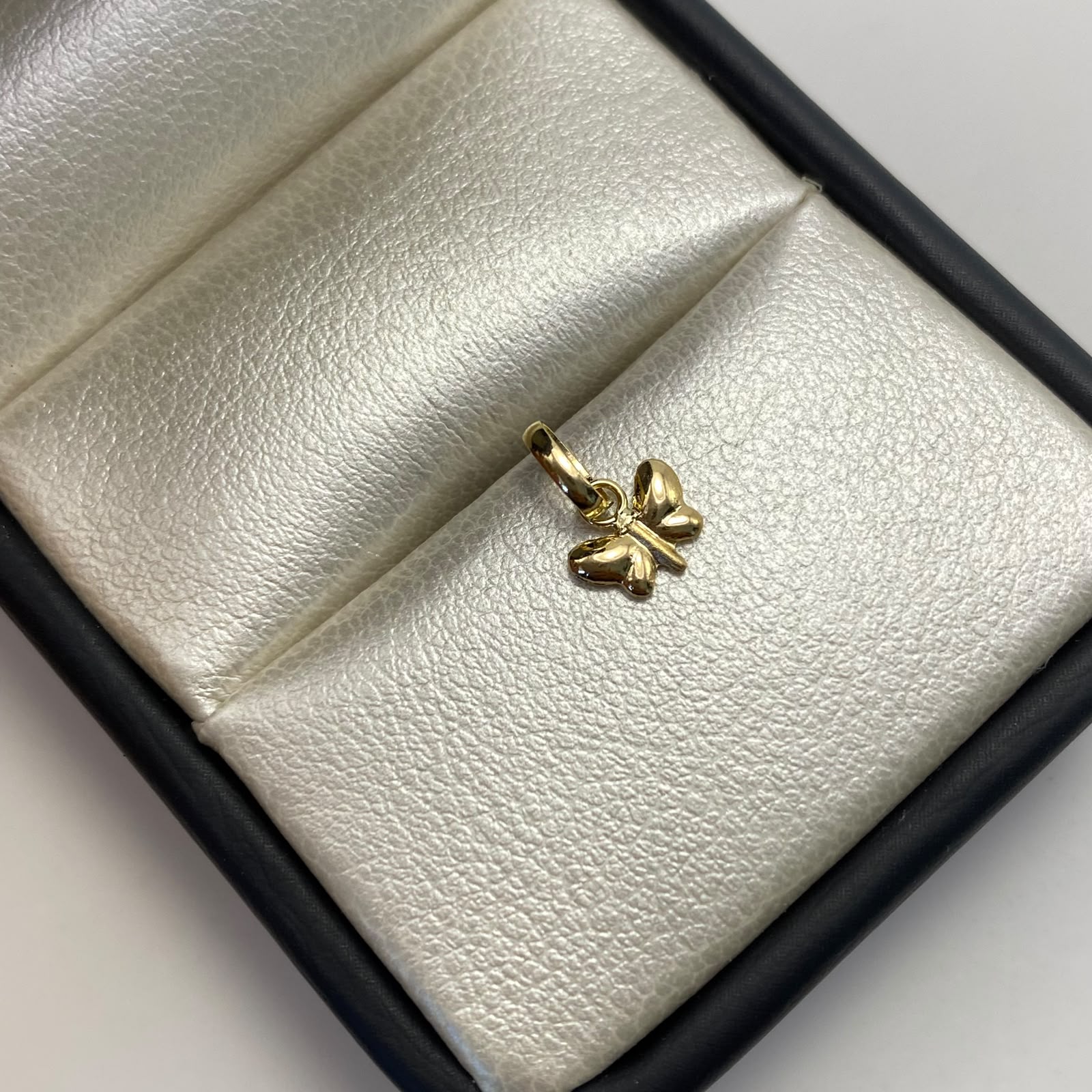 Dije Mariposita Oro amarillo 18k 0,25 Gr / 7,2 mm / 1 Cm