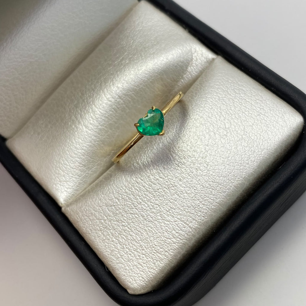 Anillo solitario corazon esmeralda Oro amarillo / Talla 5 3/4 / 1,25 Gr