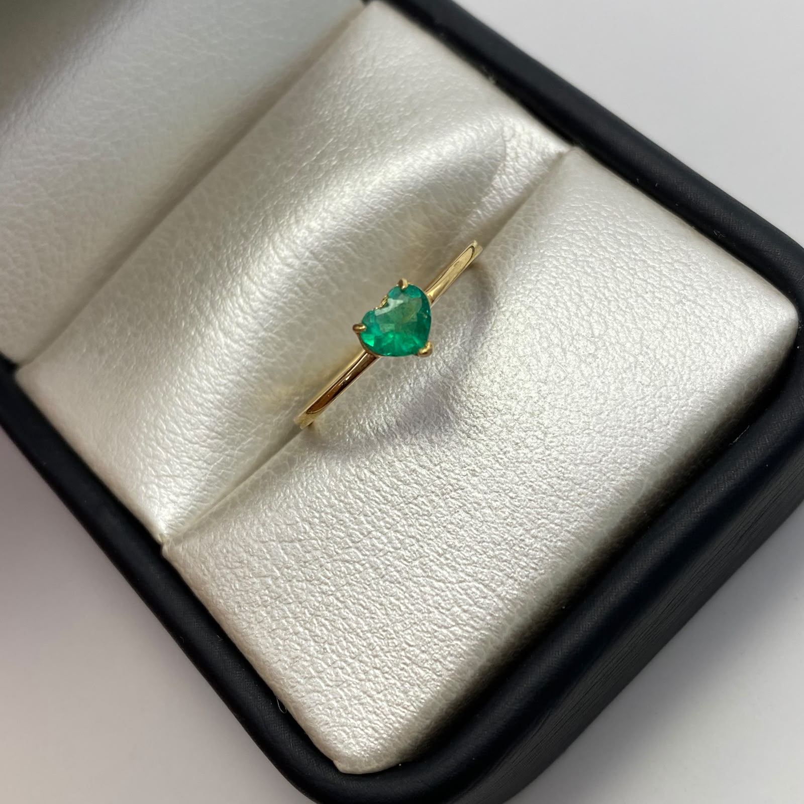 Anillo solitario corazon esmeralda Oro amarillo / Talla 5 3/4 / 1,25 Gr
