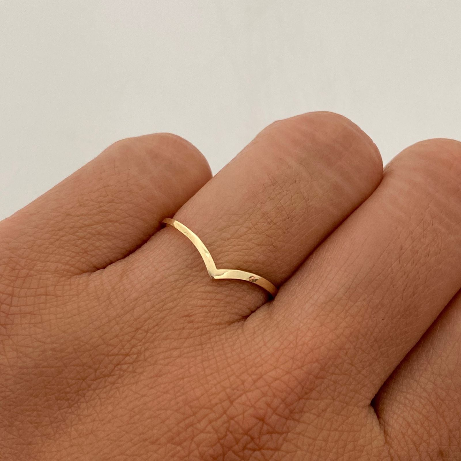 Anillo En V Oro amarillo 18k / Talla 6 / 0,9 Gr / 1,1 mm