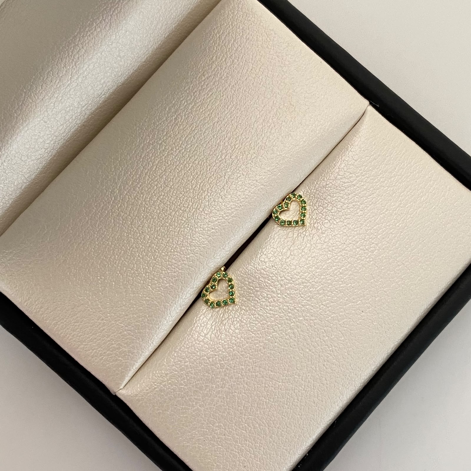 Topos silueta corazon circones verdes Oro amarillo 18k 0,6 Gr / 5 mm