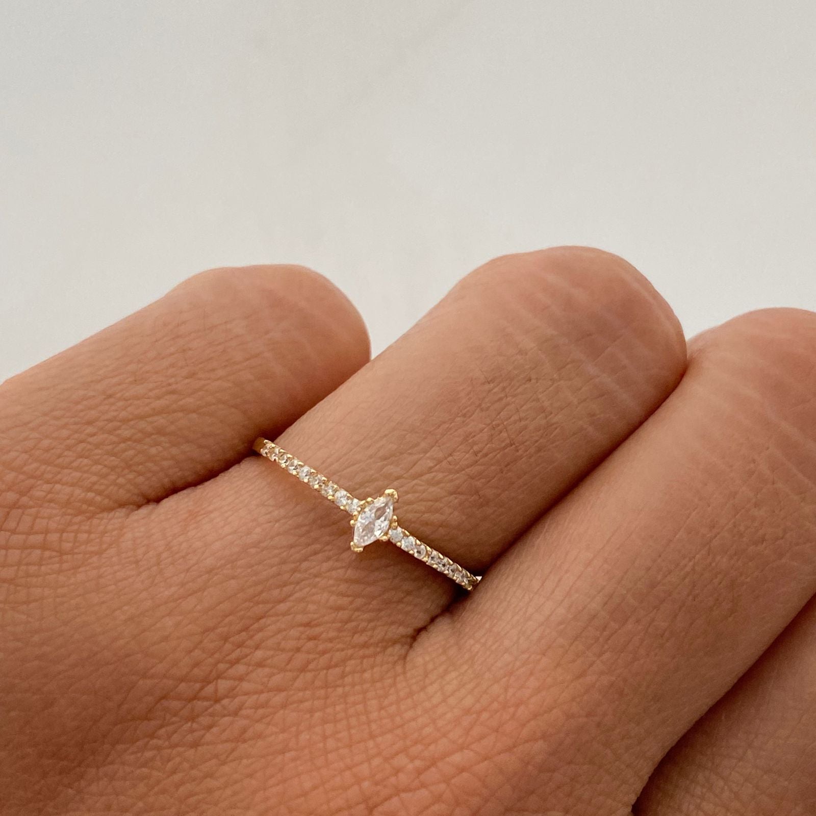 Anillo Solitario Ovalado Oro amarillo 18k / Talla 7 / 1,1 Gr / 1,2 mm
