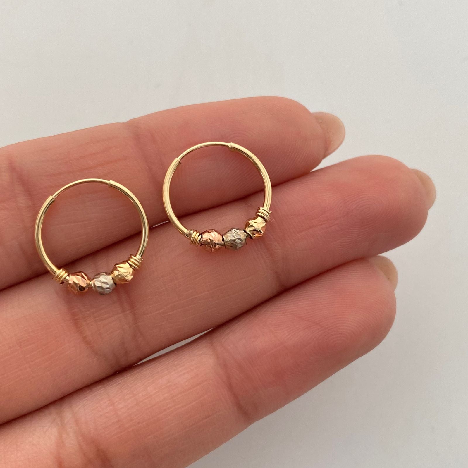 Candonga imperdible con balines diamantados  Tres oros 18k 1 Gr / 1,2 Cm