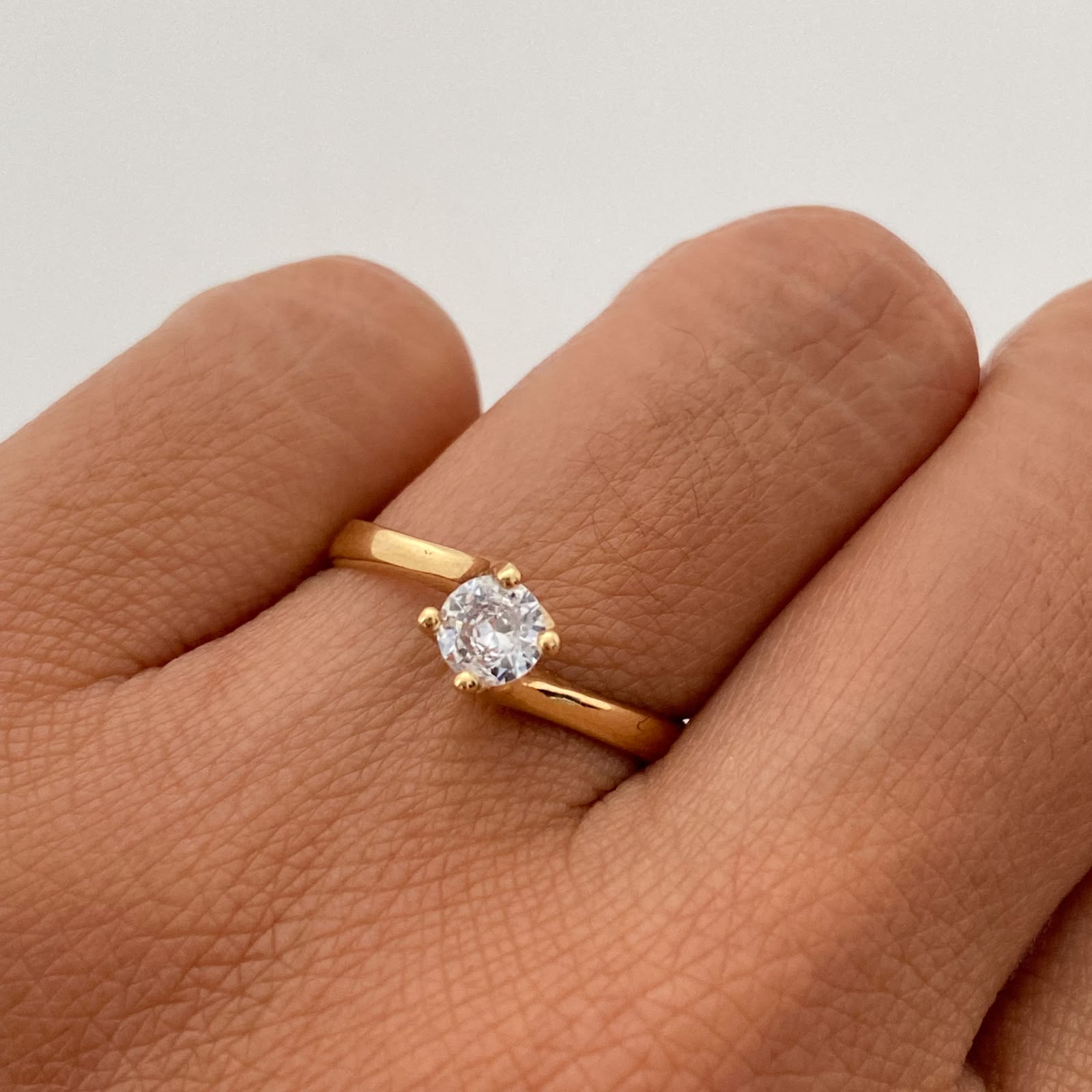 Anillo Solitario Oro amarillo 18k / Talla 7 1/4 / 1,15 Gr / 2 mm