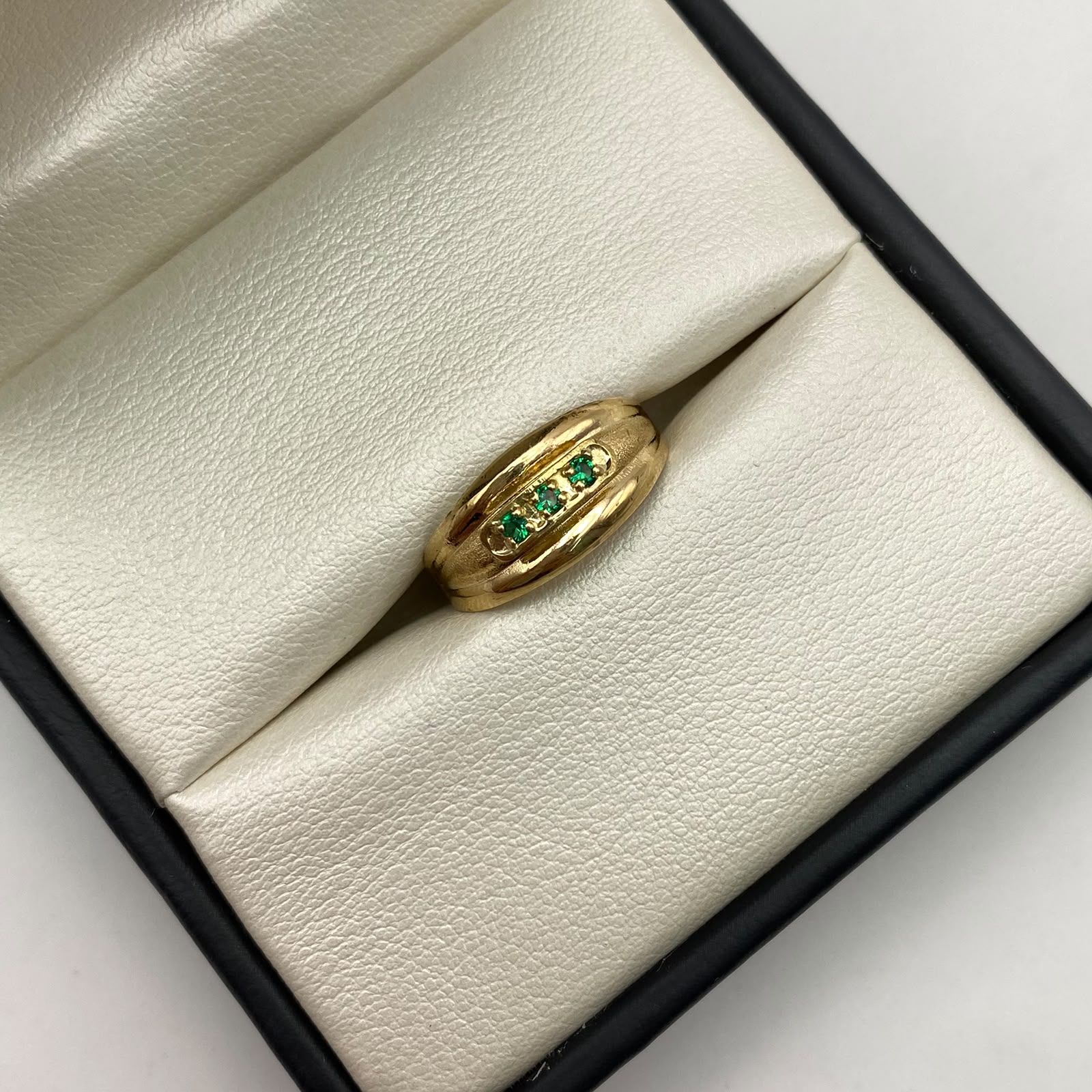 Anillo tres circones verdes Oro amarillo / Talla 7 1/4 / 1,7 Gr