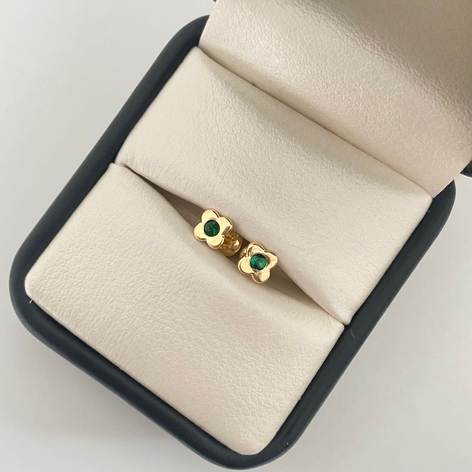 Topos flor punto circon Oro amarillo 18k 0,6 Gr / 5,1 mm