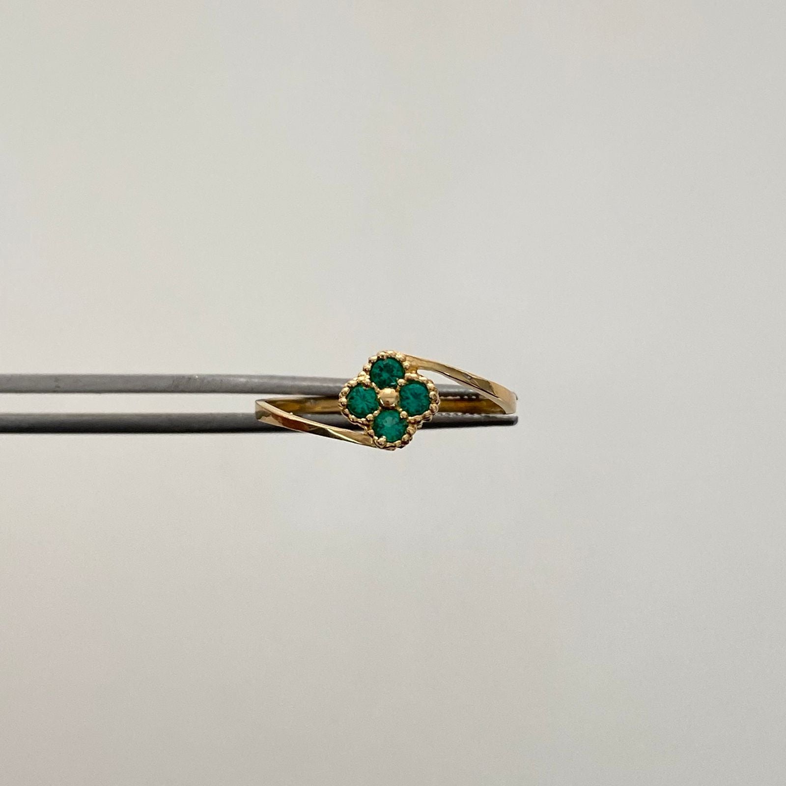 Anillo Trebol Circones Verdes Oro amarillo 18k / Talla 6 3/4 / 1,1 Gr / 1,3 mm