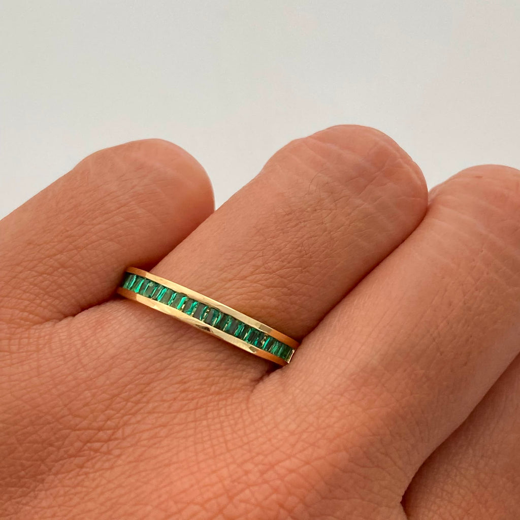 Anillo Fila Circones Verdes Oro amarillo 18k / Talla 8 / 2,3 Gr / 2,4 mm