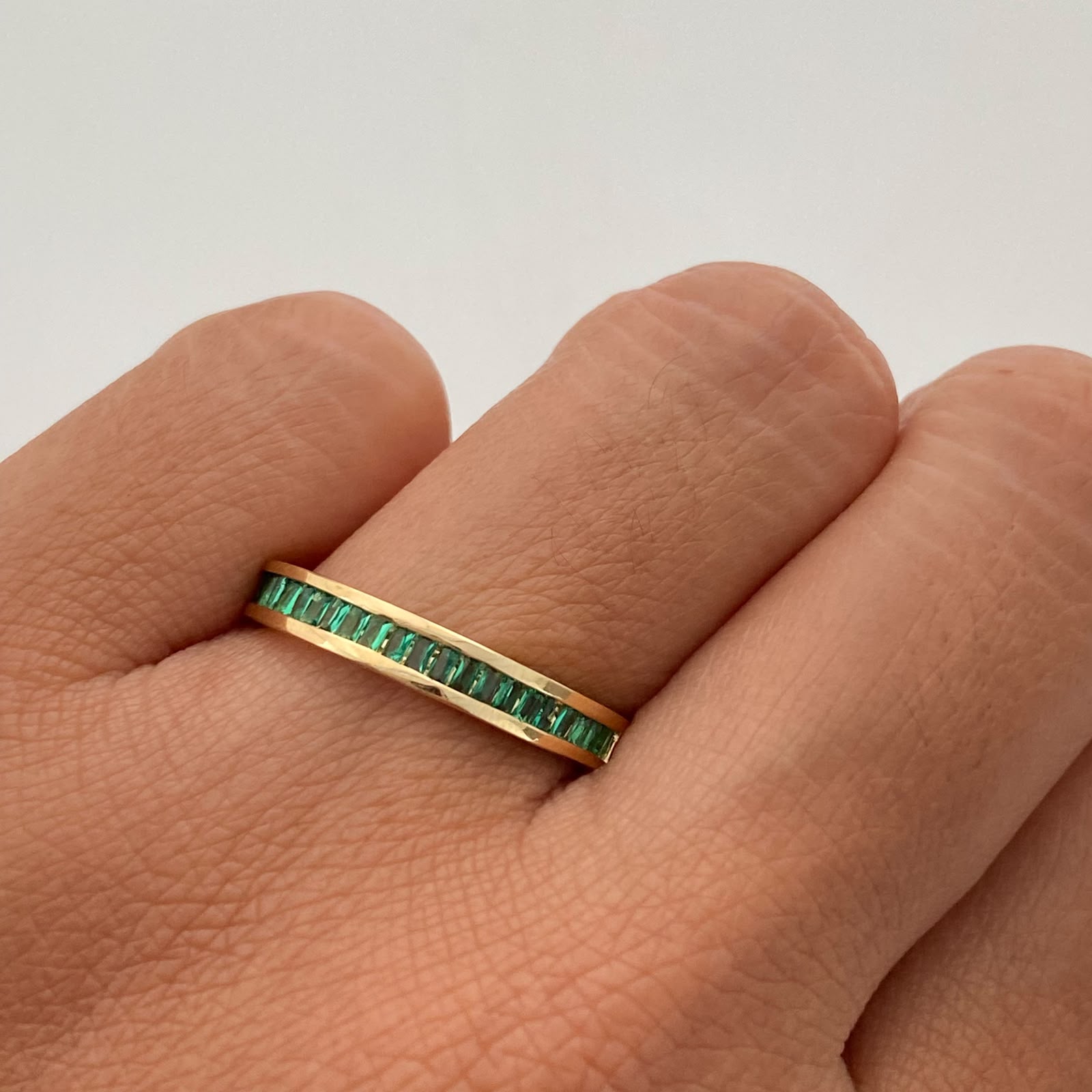 Anillo Fila Circones Verdes Oro amarillo 18k / Talla 8 / 2,3 Gr / 2,4 mm