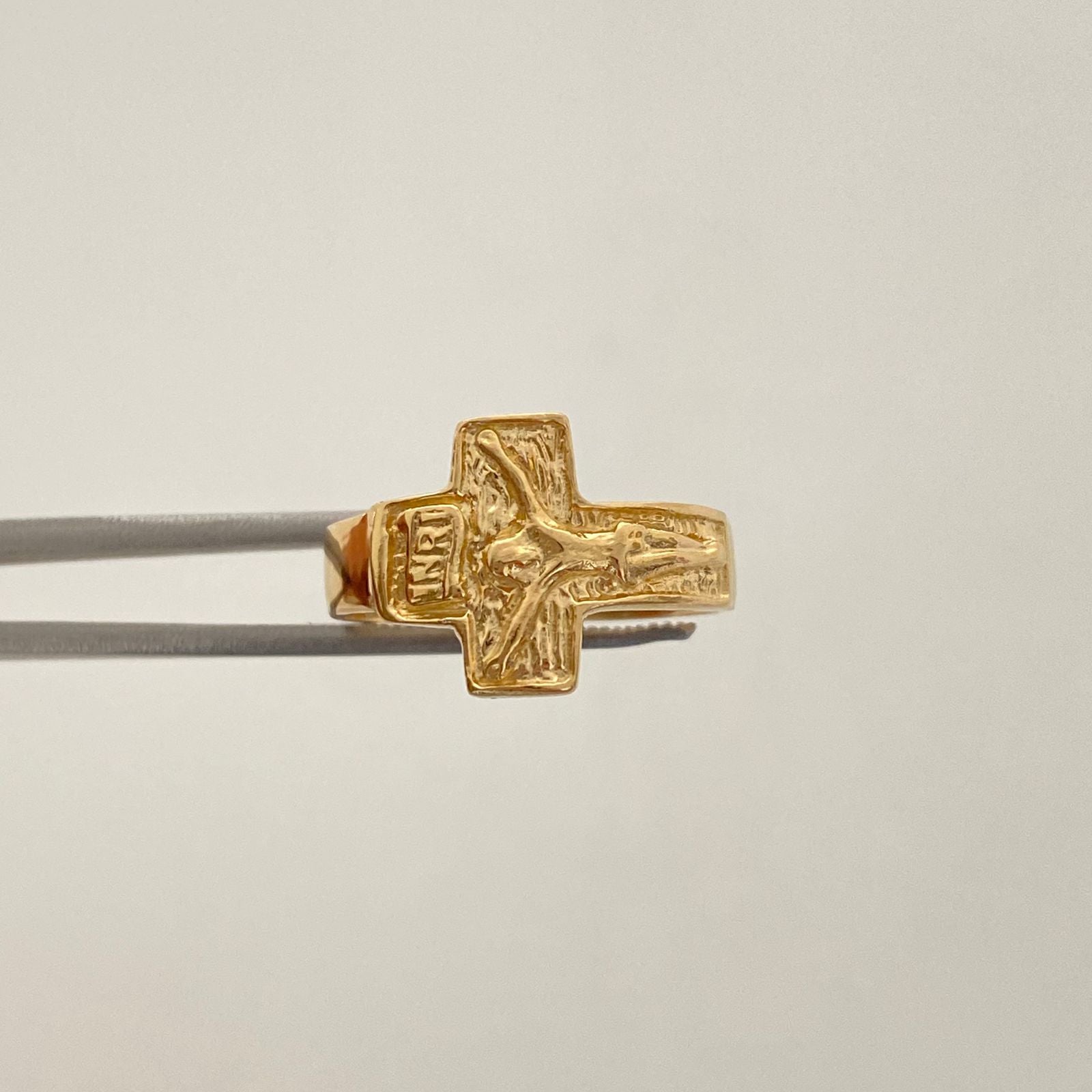 Anillo cruz con cristo  Oro amarillo 18k / Talla 6 / 2,8 Gr