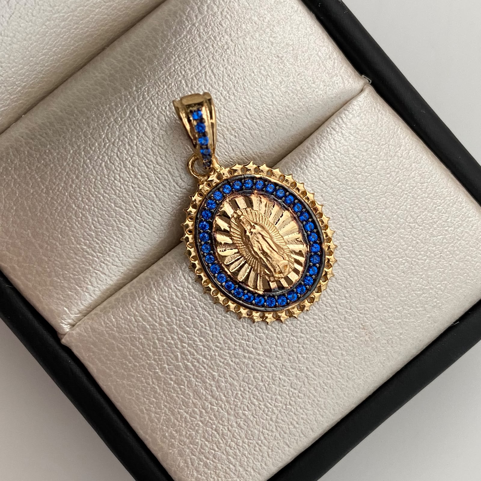 Dije Redondo Casting Azul Virgen de Guadalupe Oro amarillo 18k 2,95 Gr / 15,6 mm / 2,6 Cm
