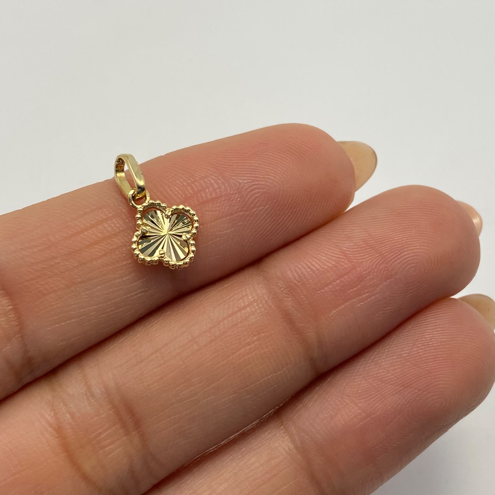 Dije Trebol diamantado Oro amarillo 18k 0,65 Gr / 8,2 mm / 1,3 Cm