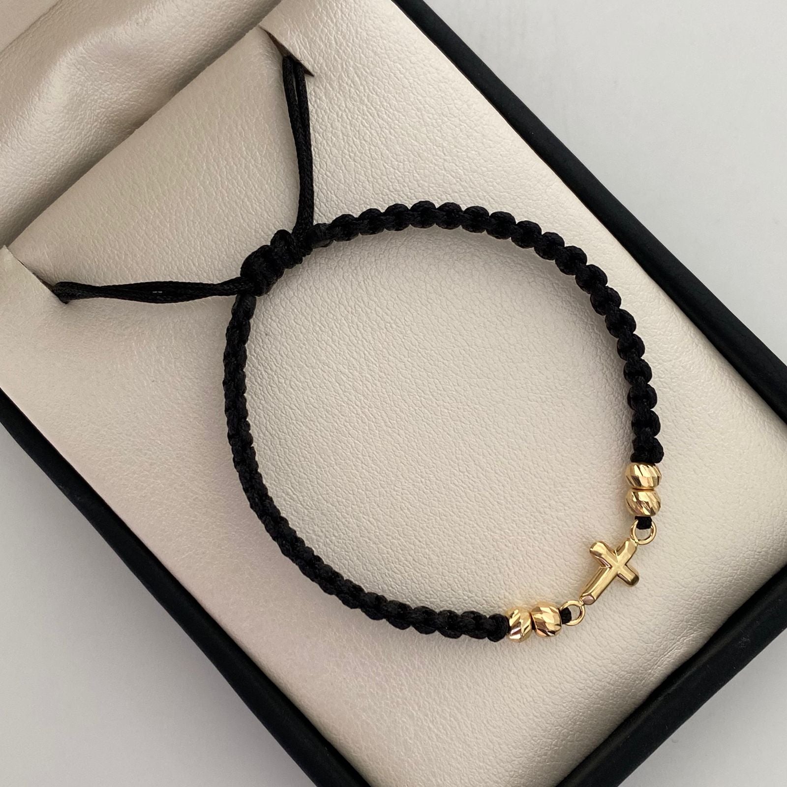 Pulsera tejida Herraje Cruz Bolas Diamantadas 4mm Hilo negro Oro amarillo 18k 0,6 Gr