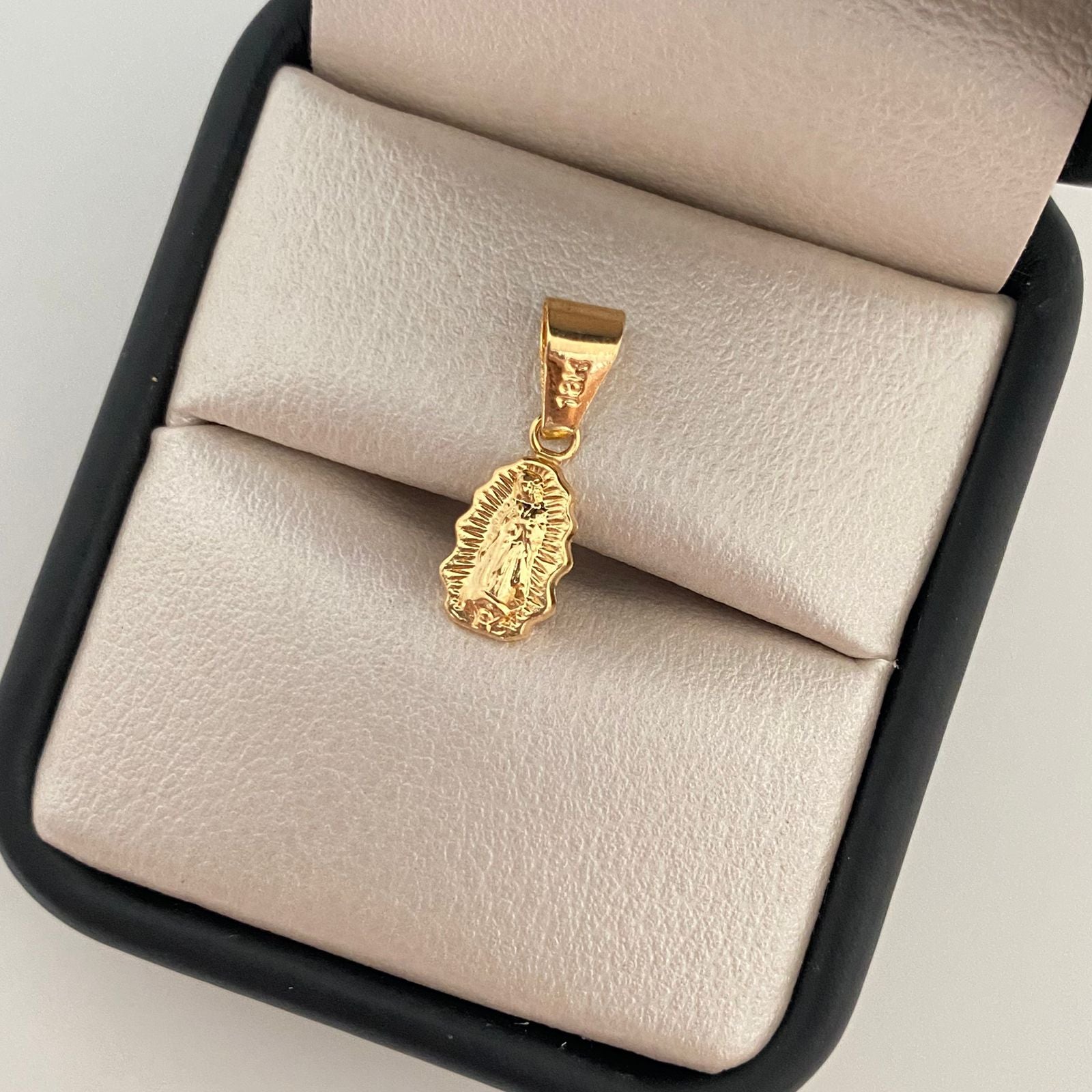 Dije silueta guadalupe Oro amarillo 18k 0,5 Gr / 2,0 Cm