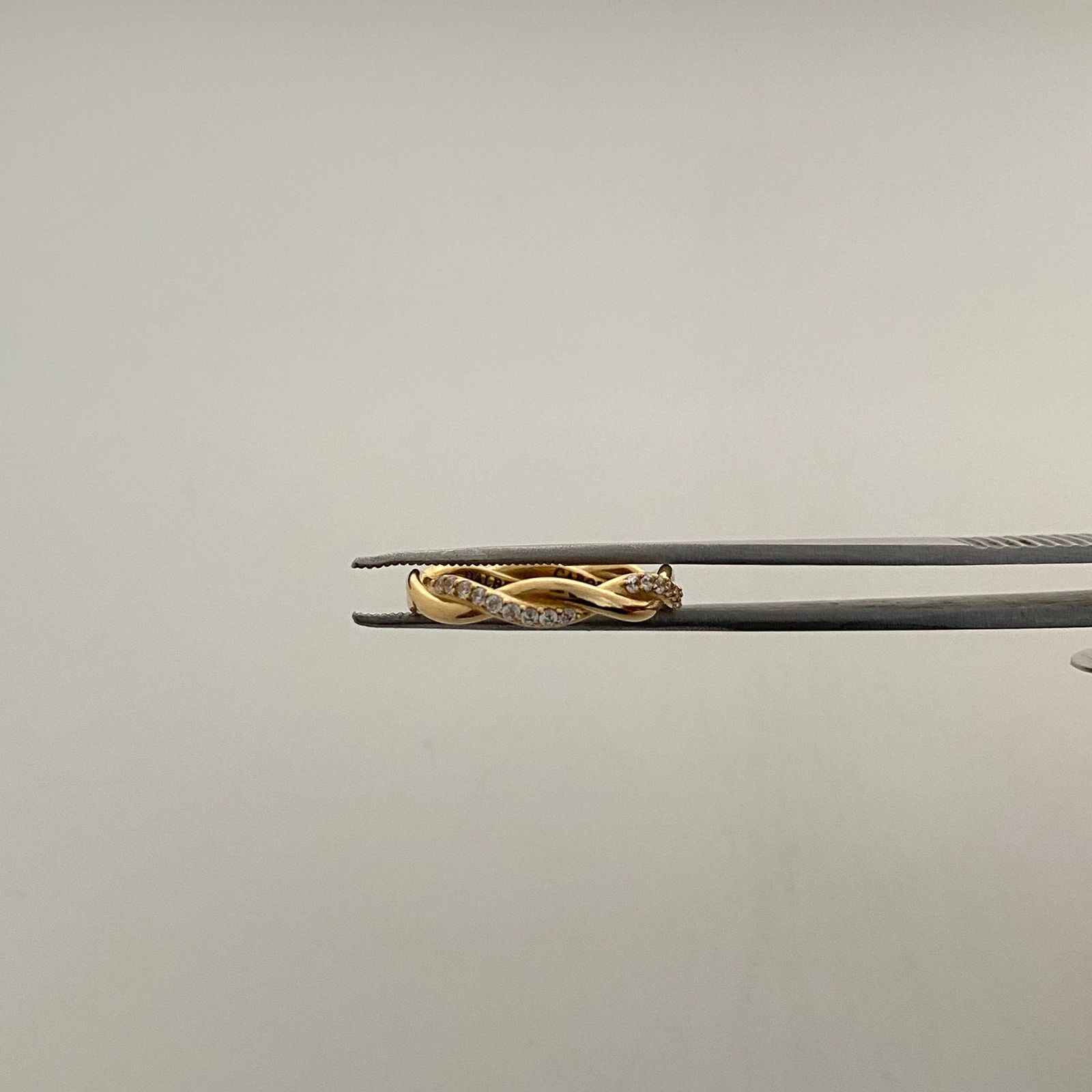 Anillo entrelazado con circones blancos (POR FABRICACION)  Oro amarillo 18k / Talla 5 1/2 / 3 Gr