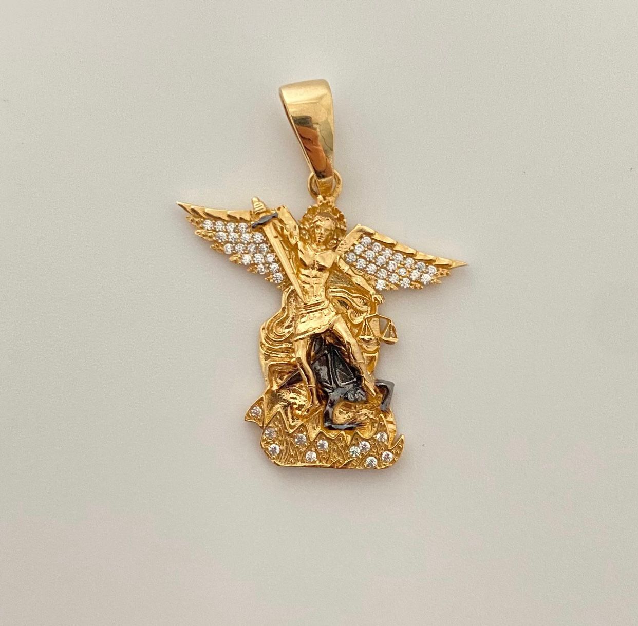 Dije san miguel arcangel alas casting Oro amarillo 18k 7,45 Gr / 3,8 Cm