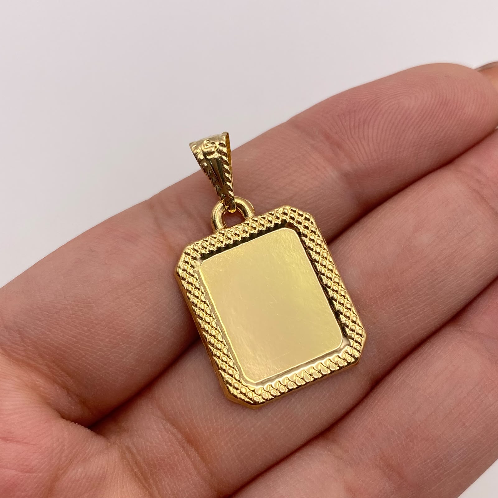 Dije placa fotograbado borde diamantado Oro amarillo 18k 1,30 Gr / 17,35 mm / 2,5 Cm