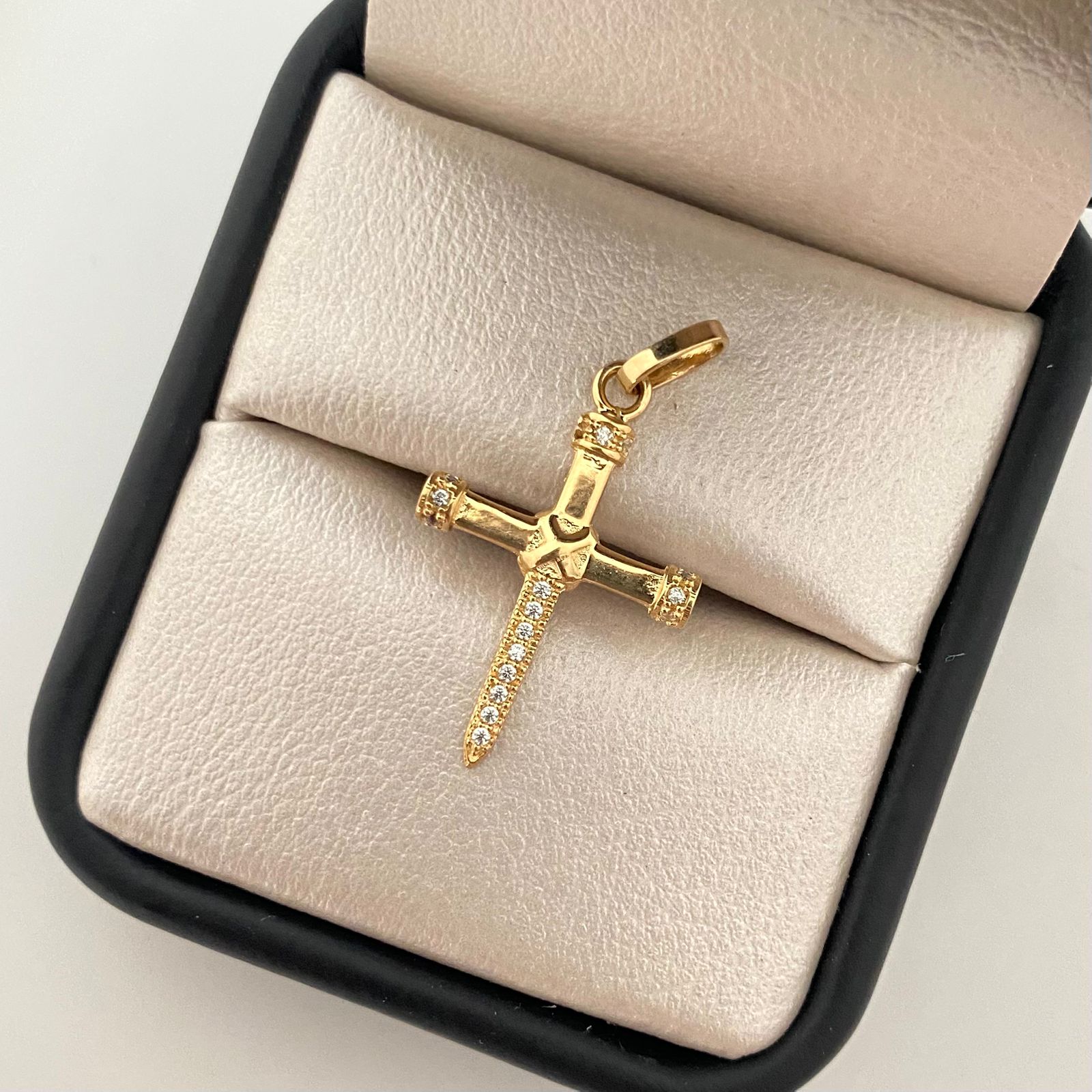 Dije cruz clavo liso casting Oro amarillo 18k 1,55 Gr / 3,0 Cm
